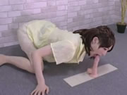 日本嫩妹用假陽具在地板上自慰直到她到達高潮